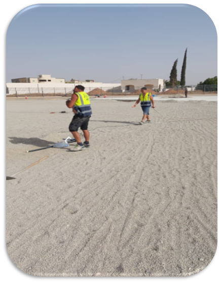 صور تثبيت ارتفاع رشاشات الملعب بجهاز الليزر حسب المستوى المطلوب